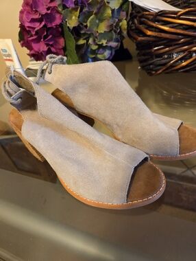 Tom's Women’s Open-Toe Suede Block Heel Sandals in Light Gray/Beige 7 Excellent